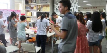 相親相愛一家人，畢加展覽為員工慶祝生日